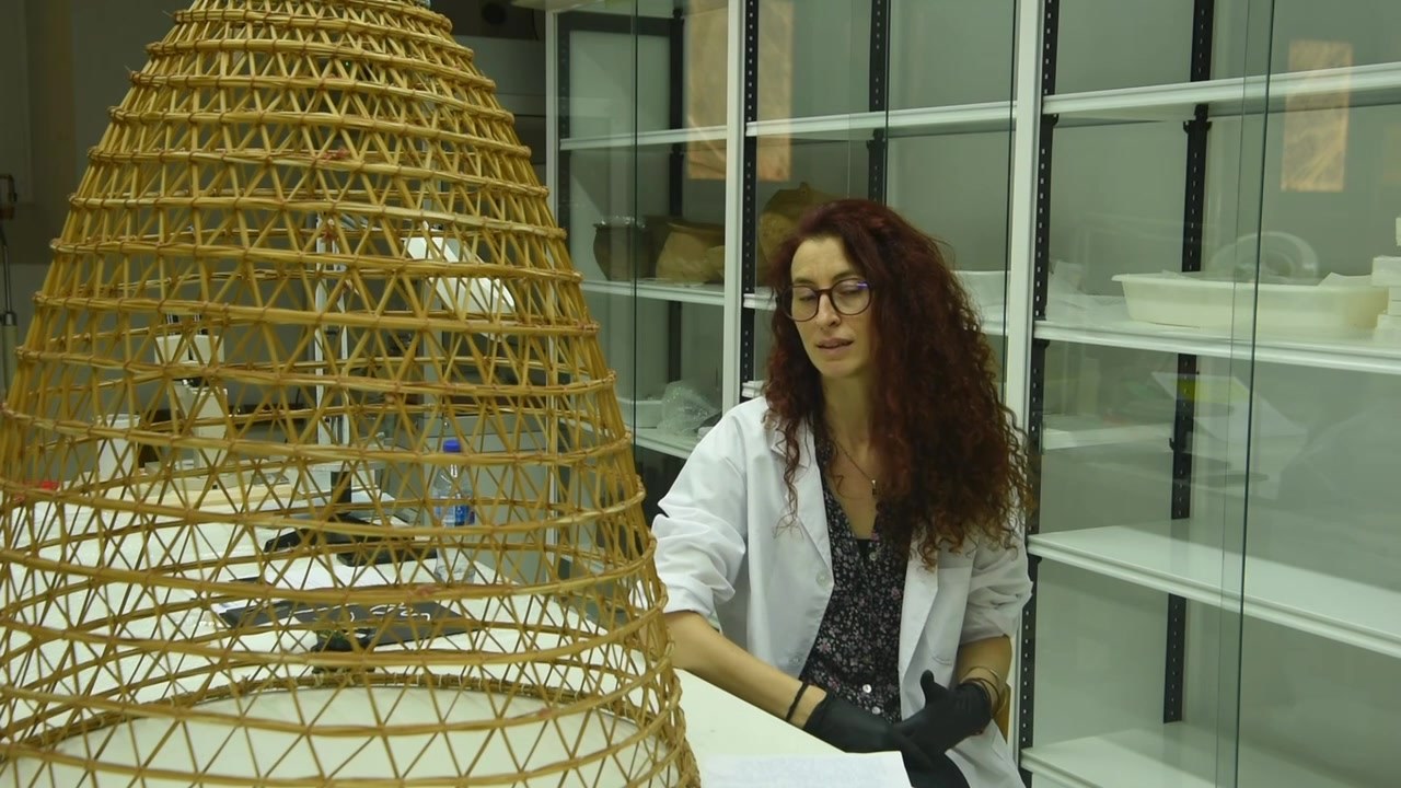 Treballs de neteja i conservació a la sala de reserva del Museu de les Terres de l'Ebre