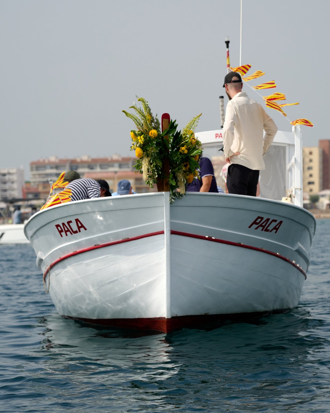 La barca Paca navegant de proa davant de l’Escala